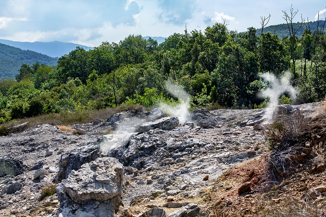 Vulkanismus in der Toskana: Fumarolen und Geysire in den Colline Metallifere