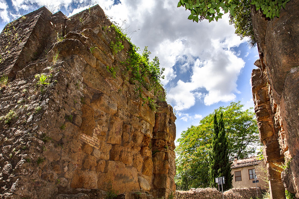 reise-zikaden.de, italy, tuscany, volterra, porta diana, porta portone, etruscan gate - Die Porta Diana in Volterra ist das zweite erhaltene etruskische Stadttor von Volterra.