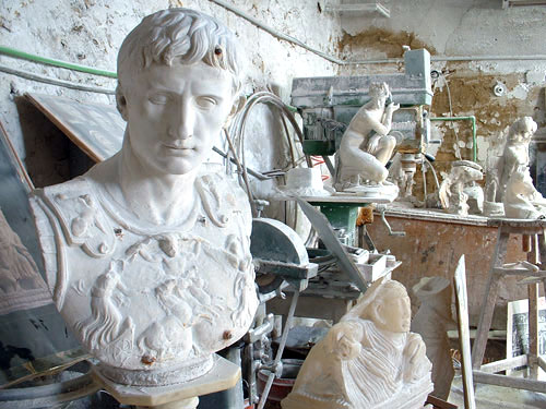 Rossi Alabastri_volterra - In der Alabaster-Kunstwerkstatt Rossi findet sich hohe Kunst mit einer Büste von Kaiser Augustus, aber auch Kitsch. Das ist eben Geschmackssache. 