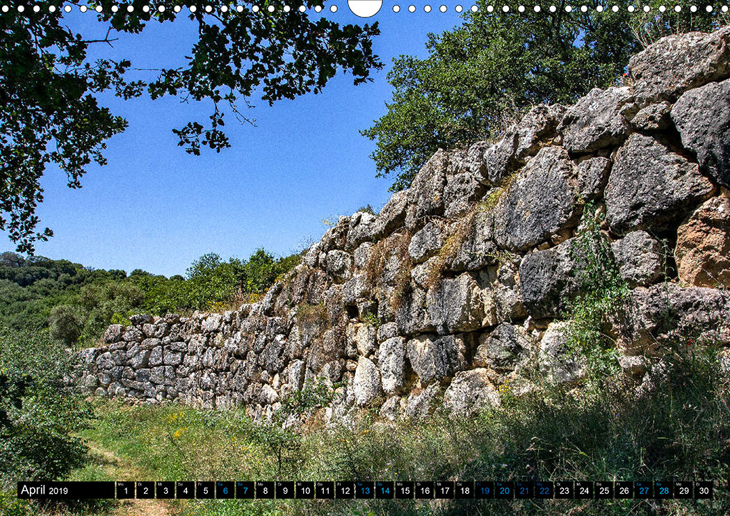 April: Roselle: Die eindrucksvollen etruskischen Stadtmauern datieren auf das 6. Jhd. v. Chr.