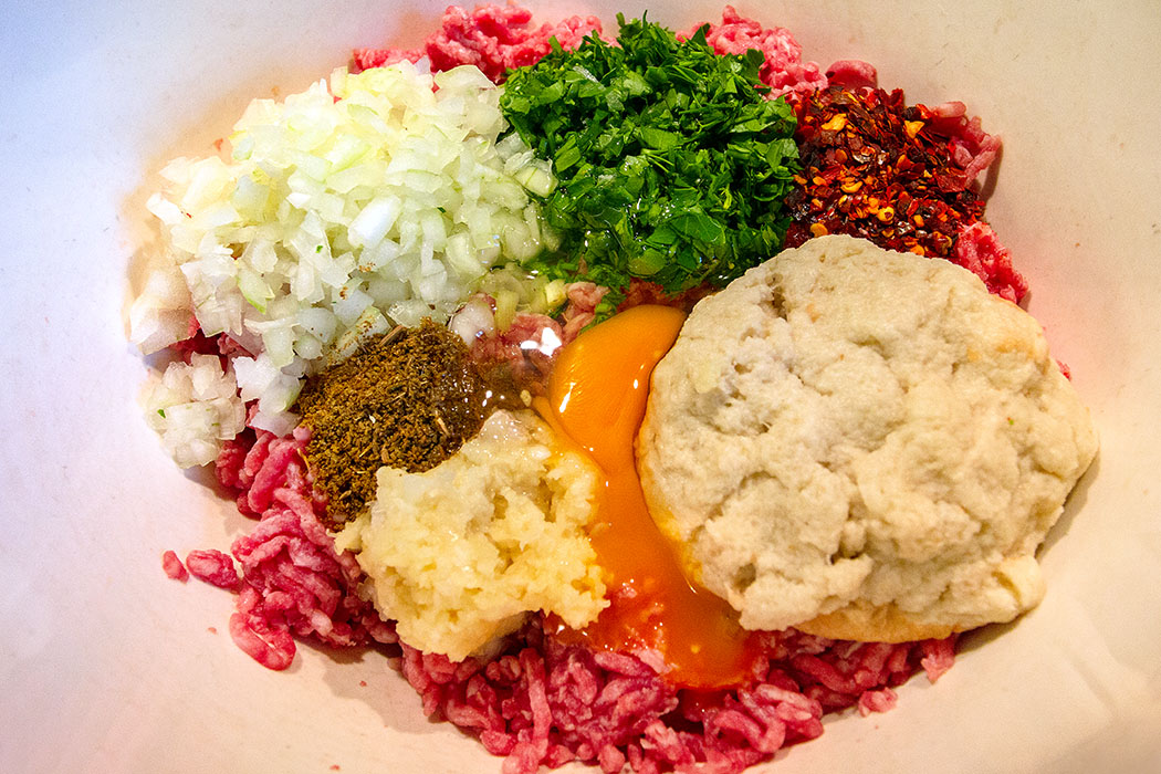 Hasan Pasha Köfte Fleischbällchen mit KnoblauchKartoffelpüreehaube