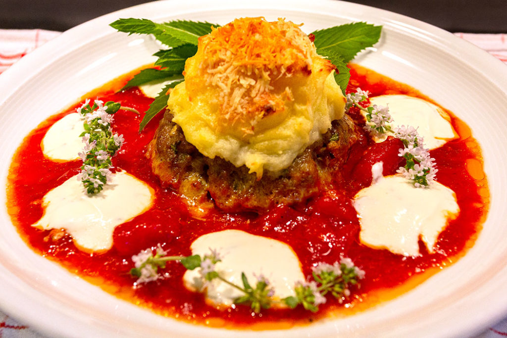 Hasan Pasha Köfte Fleischbällchen mit KnoblauchKartoffelpüreehaube
