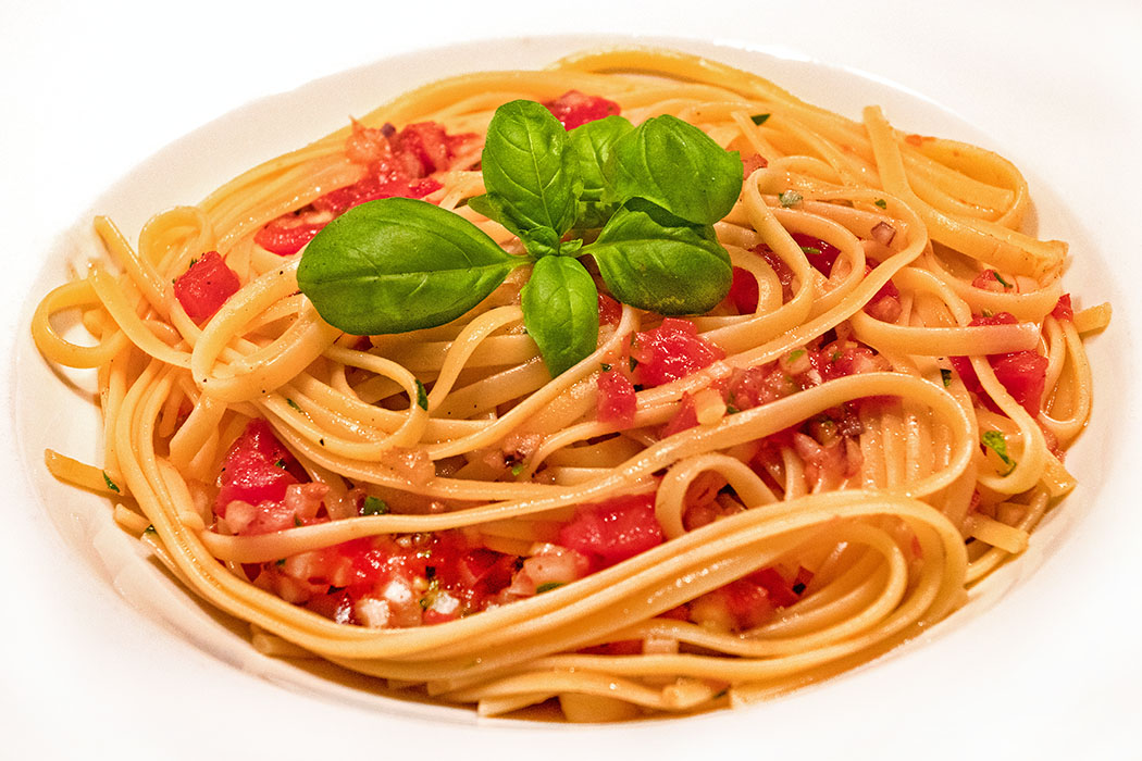 Spaghetti Ai Sette Odori Pasta Mit Rohen Tomaten Und Krautern