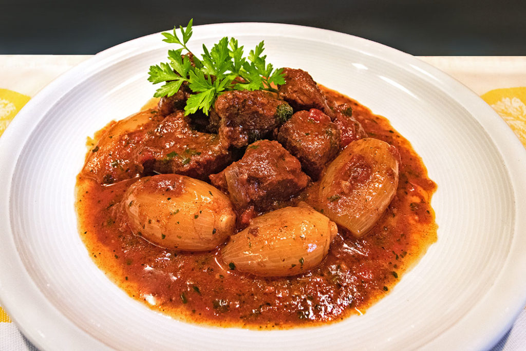 Stifado - Rinderschmortopf mit Zimt, Kreuzkümmel und Zwiebeln