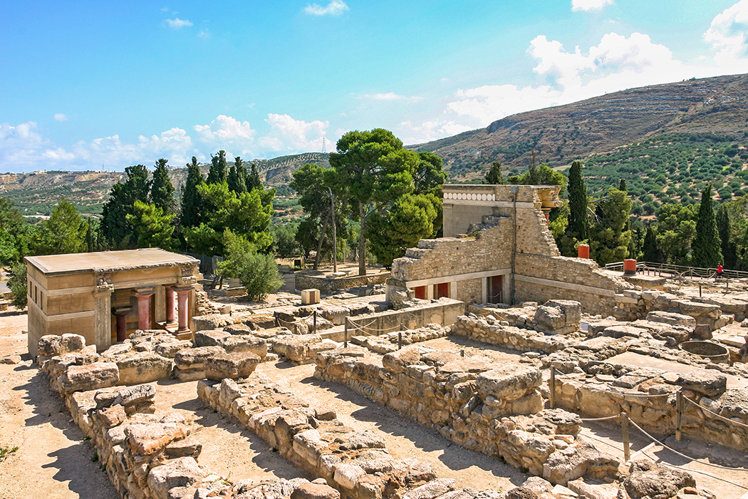 reise-zikaden.de, griechenland, kreta, knossos, überblick Knossos auf Kreta ist die älteste Stadt Europas. Der erste Palast entstand ab Ende des 2. Jtsds. v. Chr.