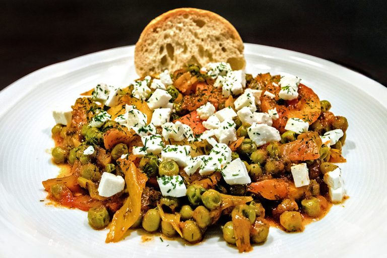 Arakas laderos kokkinistos - Erbsen in Tomatensauce mit Feta