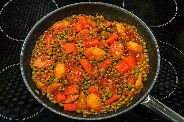 Arakas laderos kokkinistos - Erbsen in Tomatensauce mit Feta