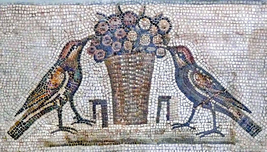 Sousse_mosaic_birds_eating_olives_ol Zwei Drosseln picken an einem Korb voller Zweige mit reifen Oliven. Das römische Mosaik wird im Archäologischen Museum von Sousse in Tunesien gezeigt. Foto: Wikipedia, Ad Meskens
