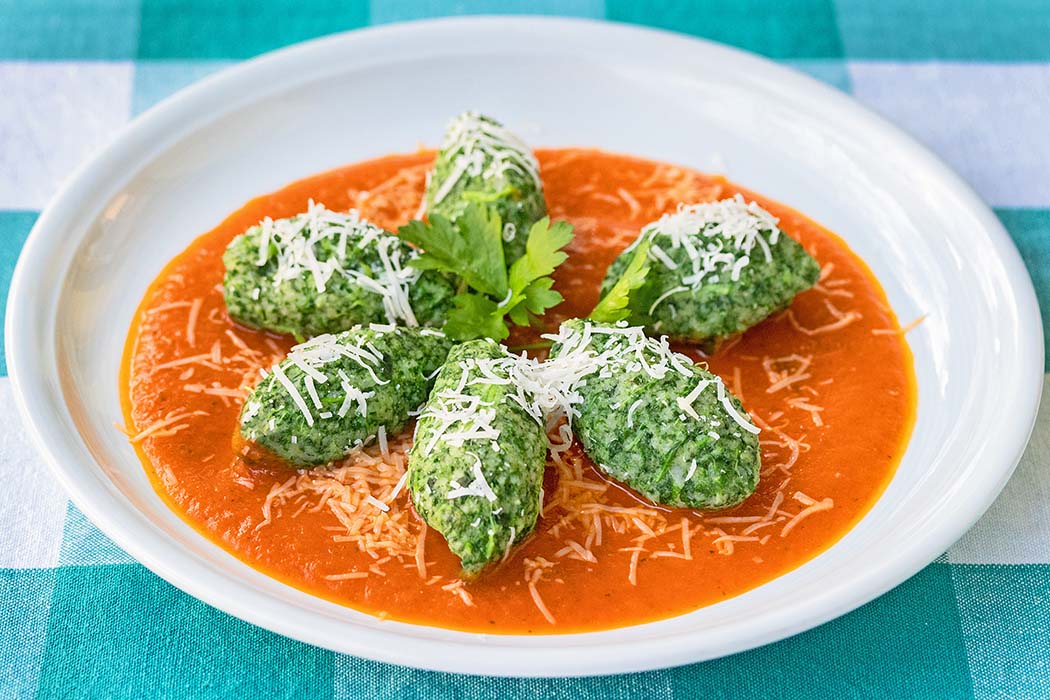 Südtiroler Leibspeise: Spinatnocken mit Tomatensauce & Parmesan